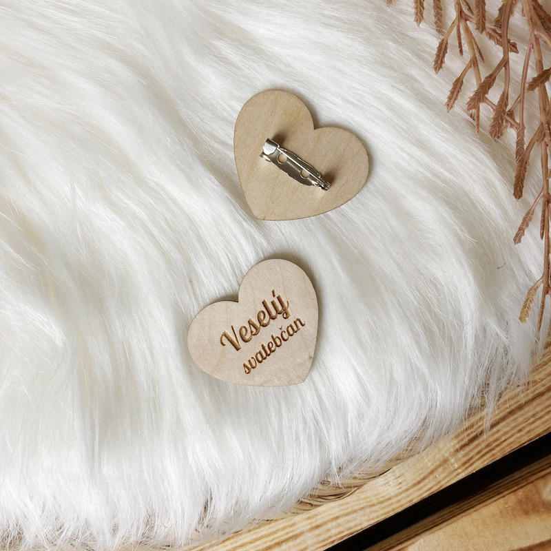 Dřevěné svatební brože