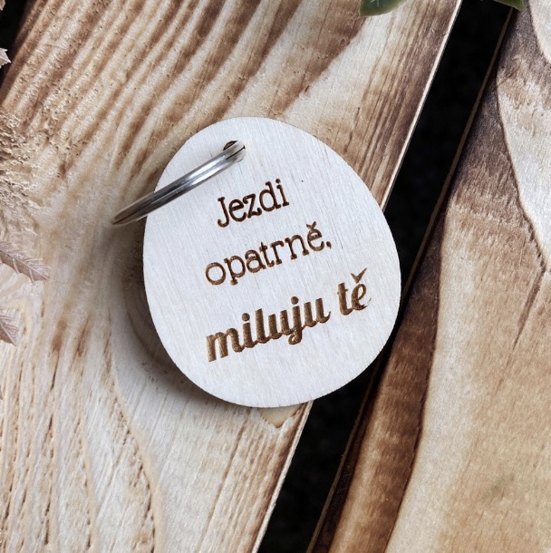 Dřevěné přívěsky na klíče