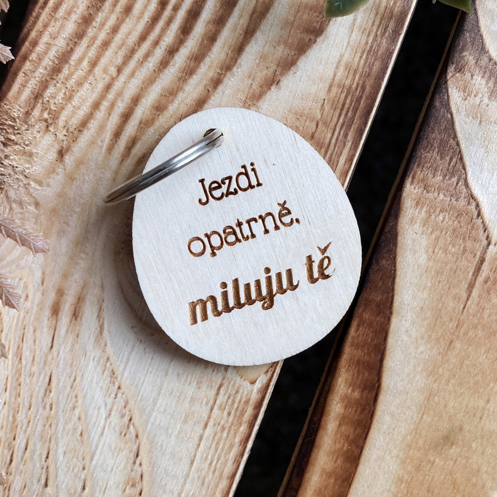 Dřevěný přívěsek na klíče - Jezdi opatrně, miluji tě