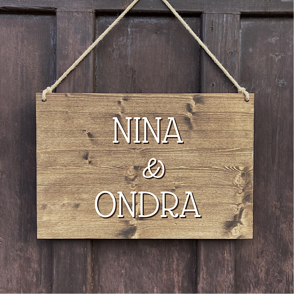 Svatební cedule se jmény novomanželů