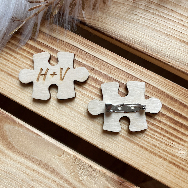 Dřevěná svatební brož s iniciály - puzzle