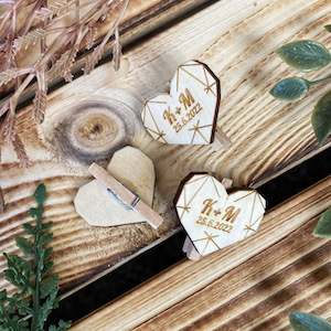 Dřevěné mini kolíčky se srdíčky s iniciály