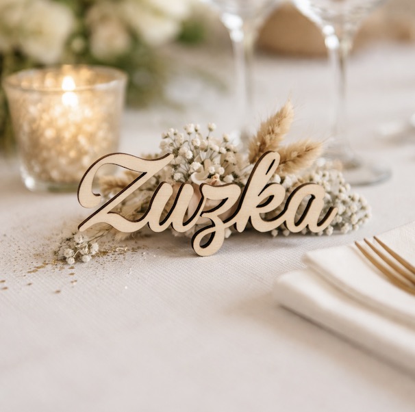 Dřevěné jmenovky na talíř