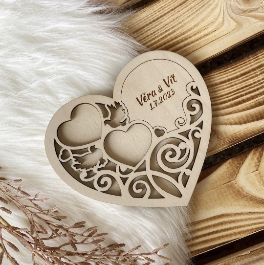 Dřevěný tác na snubní prstýnky