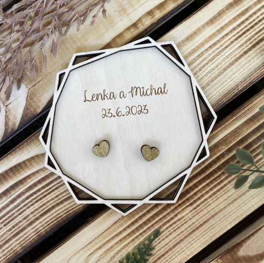 Dřevěný tác na snubní prstýnky