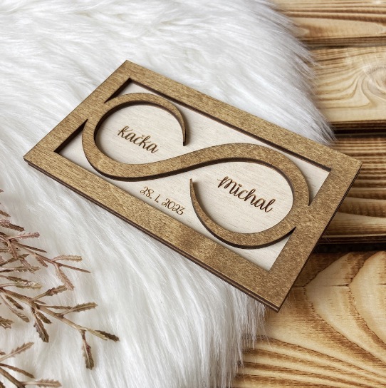 Dřevěný podnos na snubní prstýnky