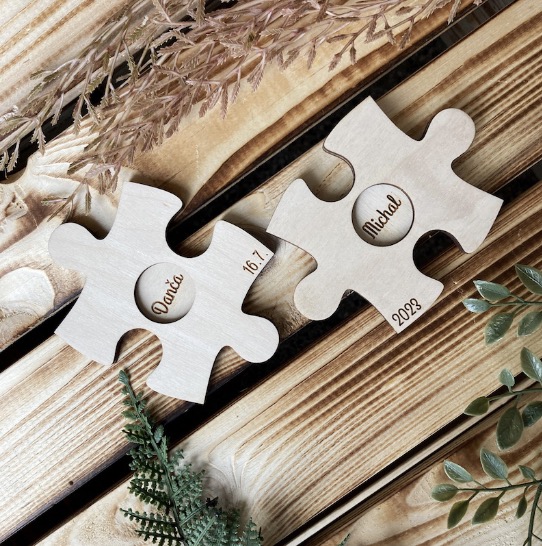 Dřevěný tác na snubní prstýnky - puzzle