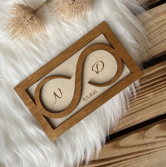 Dřevěný podnos na snubní prstýnky