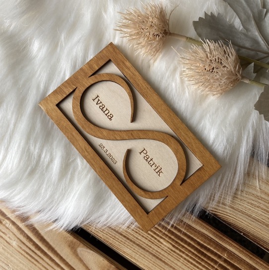 Dřevěný podnos na snubní prstýnky