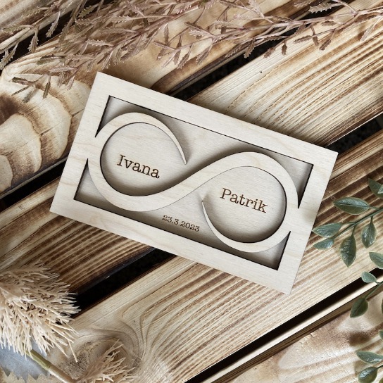 Dřevěný podnos na snubní prstýnky