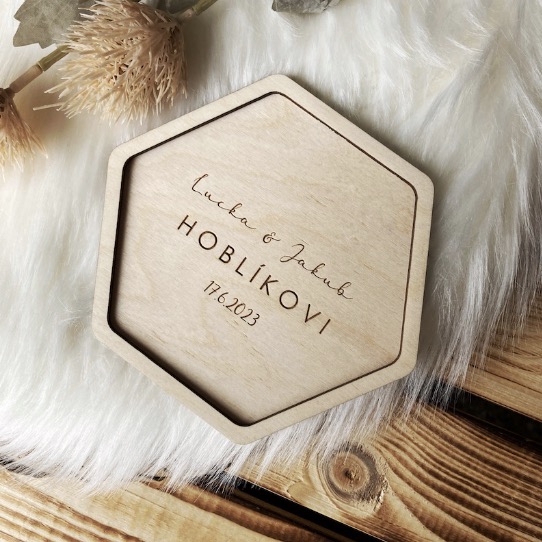 Dřevěný tác na snubní prstýnky