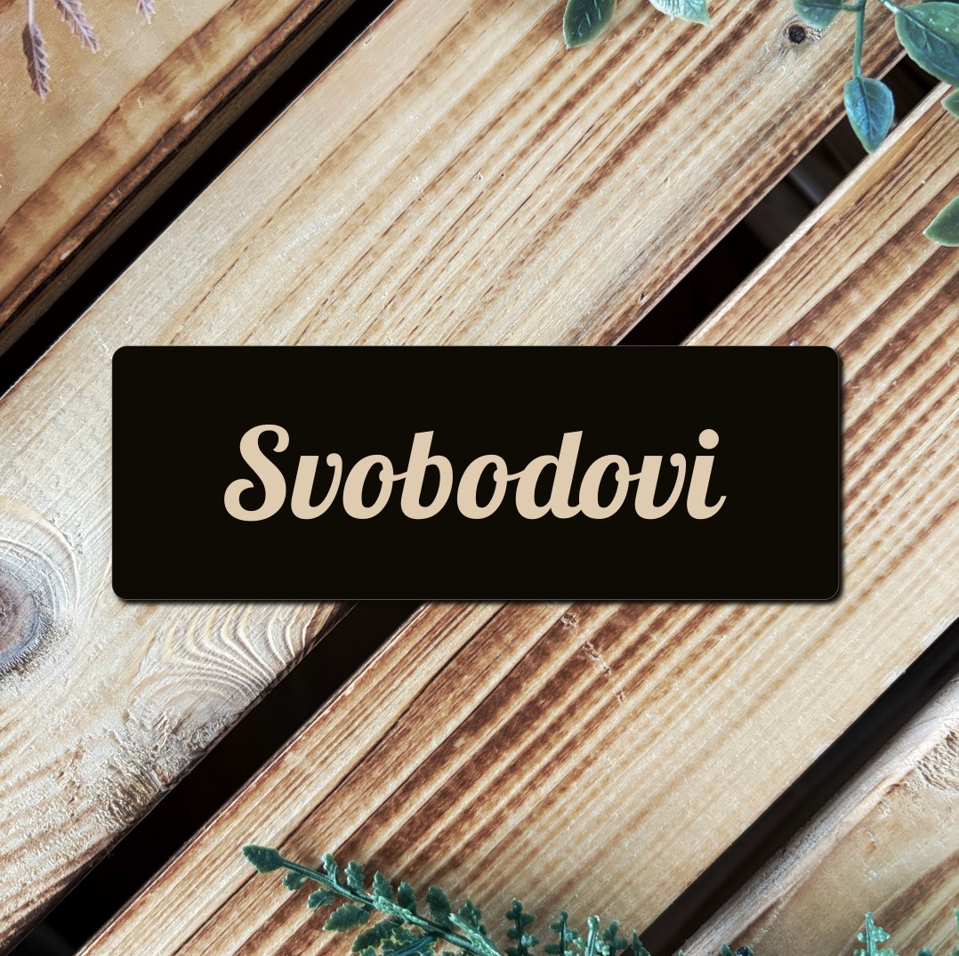 Dřevěná jmenovka na dveře - černá