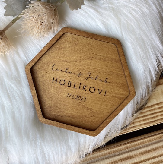 Dřevěný tác na snubní prstýnky