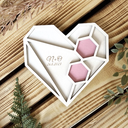 Bílý dřevěný tác na snubní prstýnky