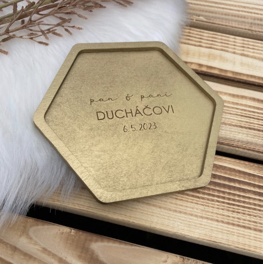 Zlatý tác na snubní prstýnky