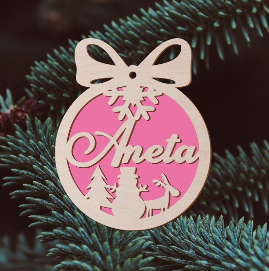 Dřevěná barevná ozdoba se jménem