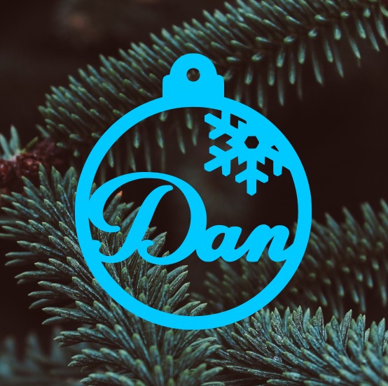 Modrá vánoční ozdoba se jménem