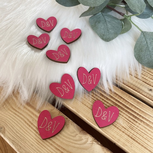 Dřevěná rubínová srdíčka s inicialy