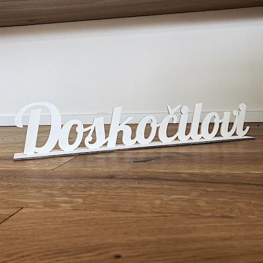 Dřevěné příjmení na stojanu (bílé)