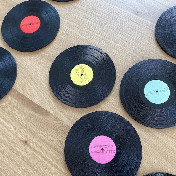 Dřevěný podtácek - vinylová deska s oblíbenou kapelou