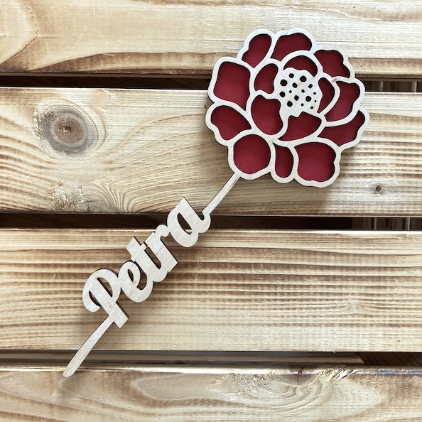 Dřevěná květina se jménem