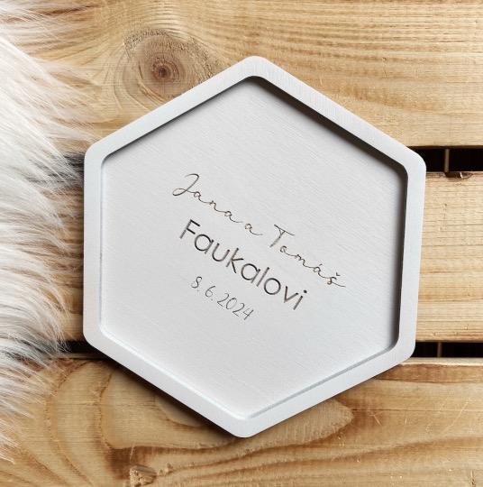 Dřevěný tác na snubní prstýnky