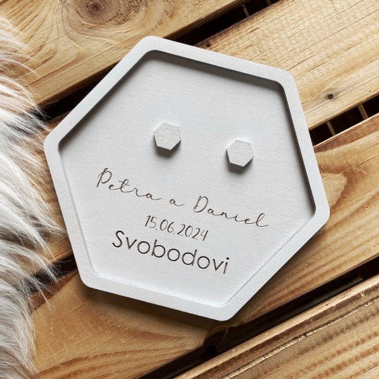 Dřevěný tác na snubní prstýnky