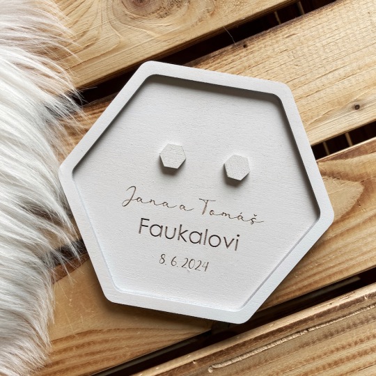 Dřevěný tác na snubní prstýnky