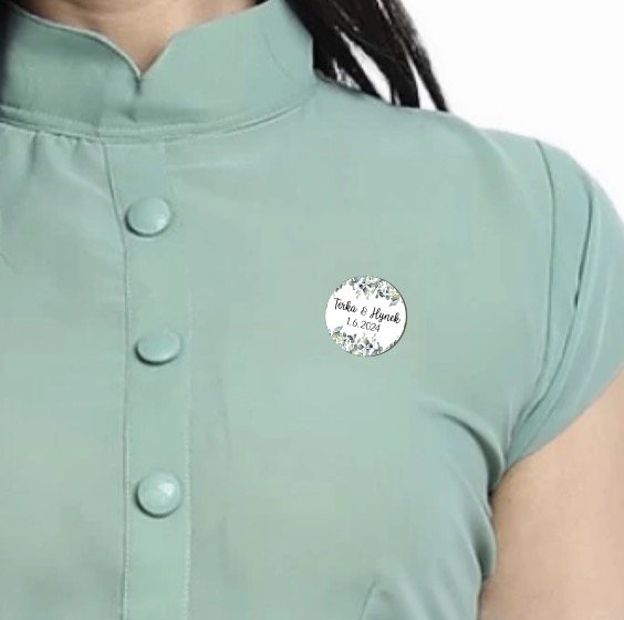 Dřevěná svatební brož se jmény