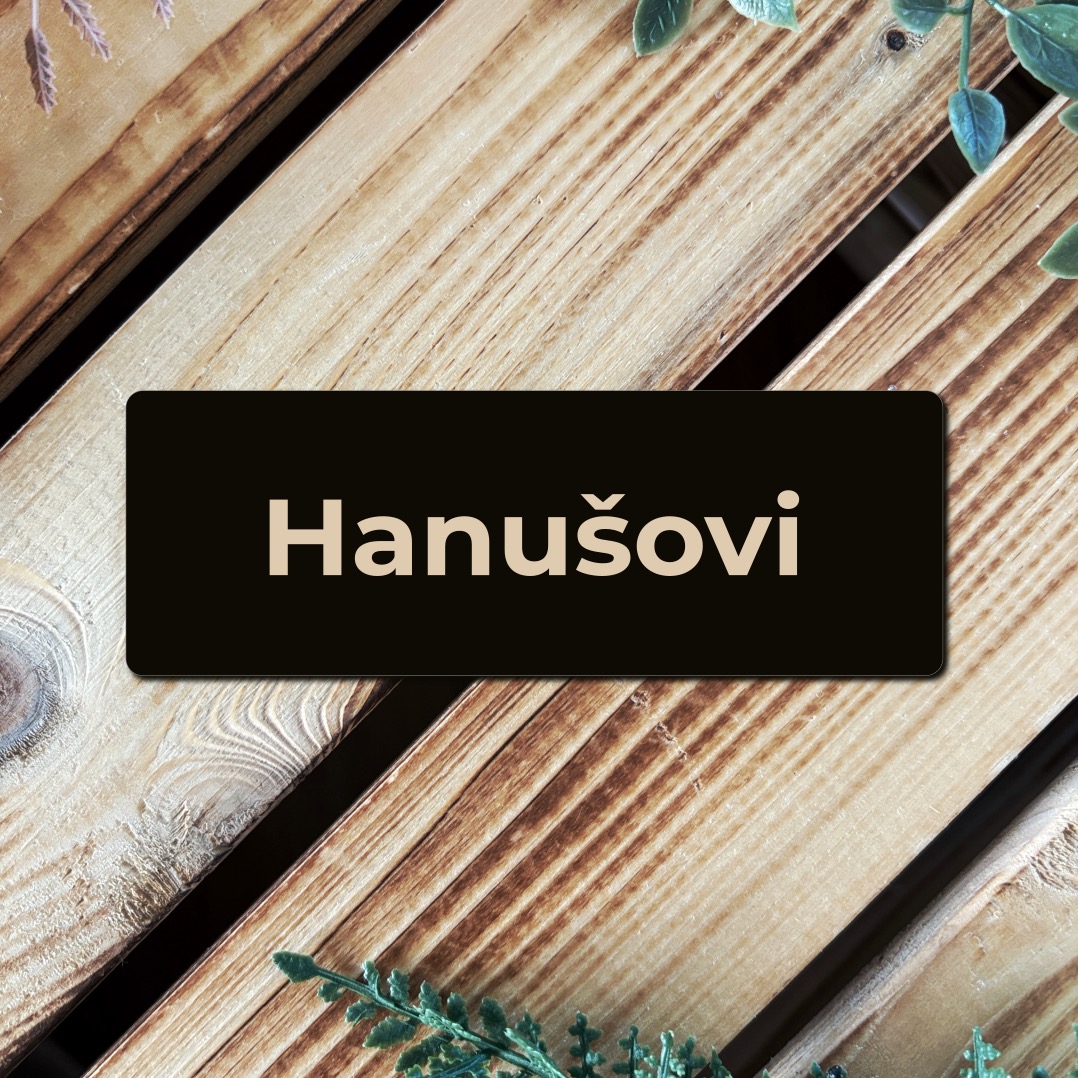 Černá jmenovka na dveře