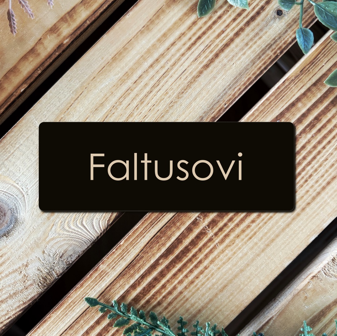 Černá jmenovka na dveře