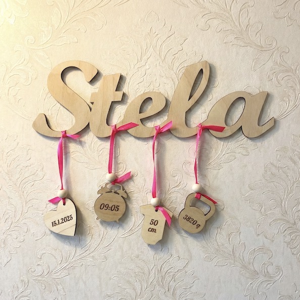 Dřevěné jméno s porodními údaji