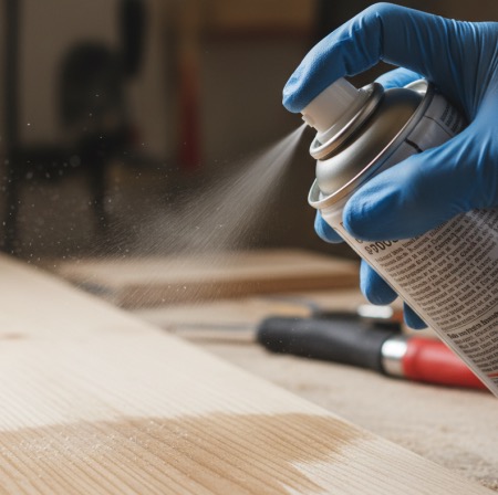 Povrchová úprava bezbarvým lakem