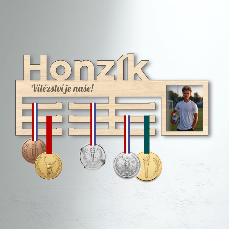 Věšák na medaile se jménem, mottem a fotkou