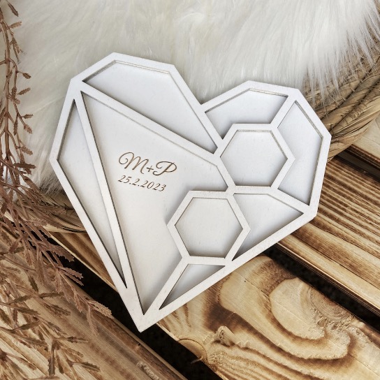 Bílý dřevěný tác na snubní prstýnky