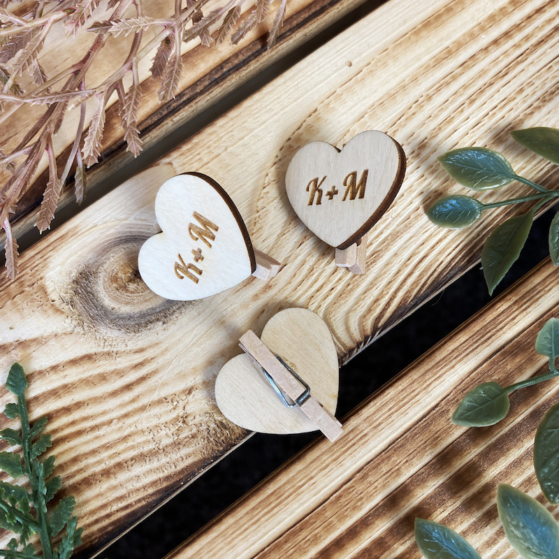 Dřevěné mini kolíčky se srdíčky s iniciály