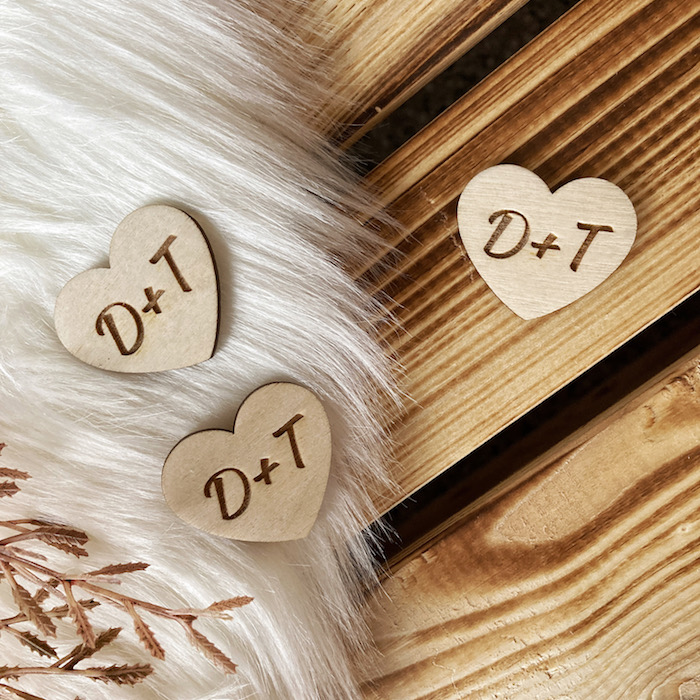 Dřevěná srdíčka s iniciály