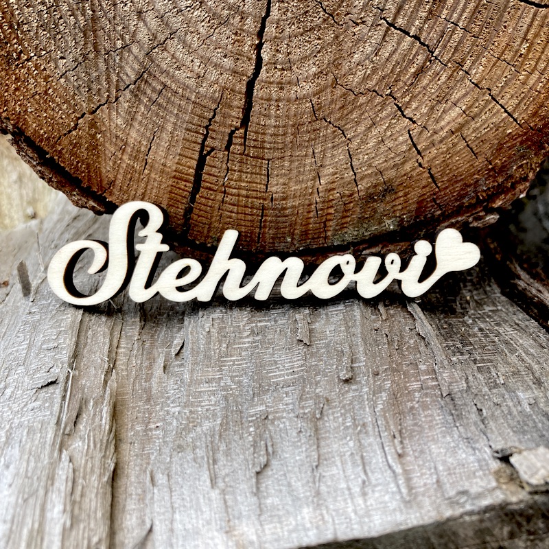 Dřevěné příjmení se srdcem