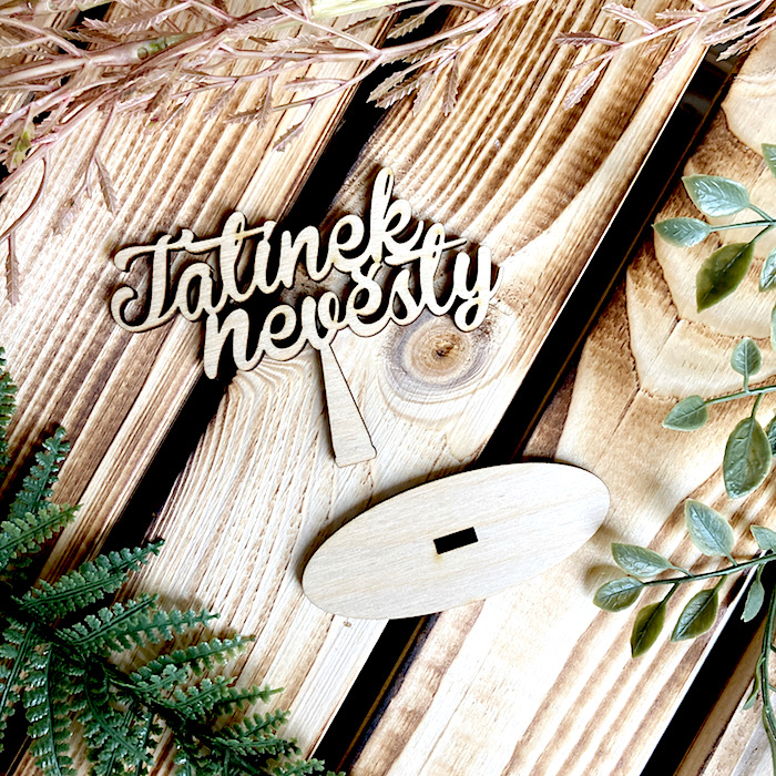 Dřevěné jmenovky na stojánku