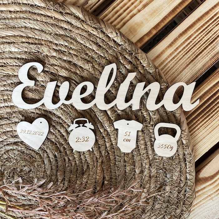Dřevěné jméno s porodními údaji