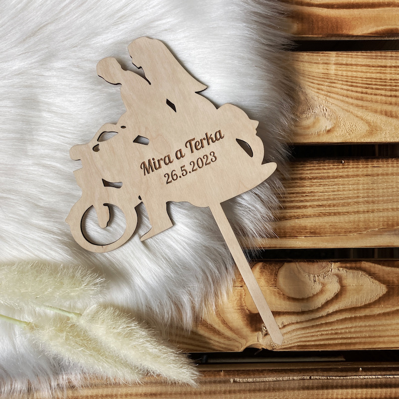 Zápich do dortu - Novomanželé na motorce + jména a datum