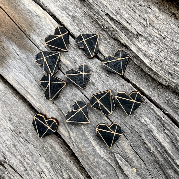 Černá geometrická srdíčka na vývazky