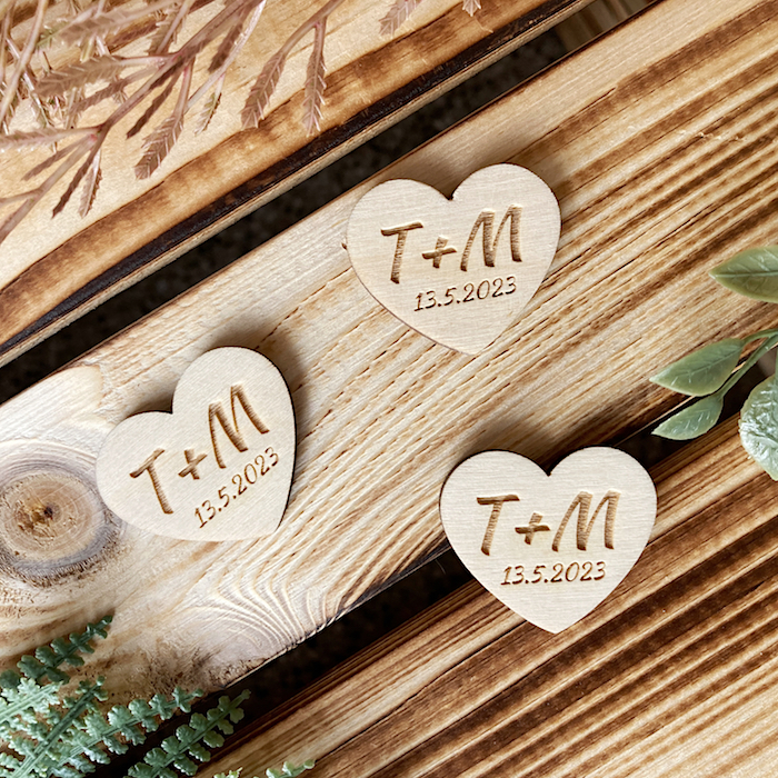 Dřevěná srdíčka s iniciály a datumem
