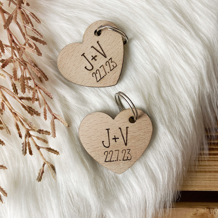 Klíčenka s iniciály a datem svatby 