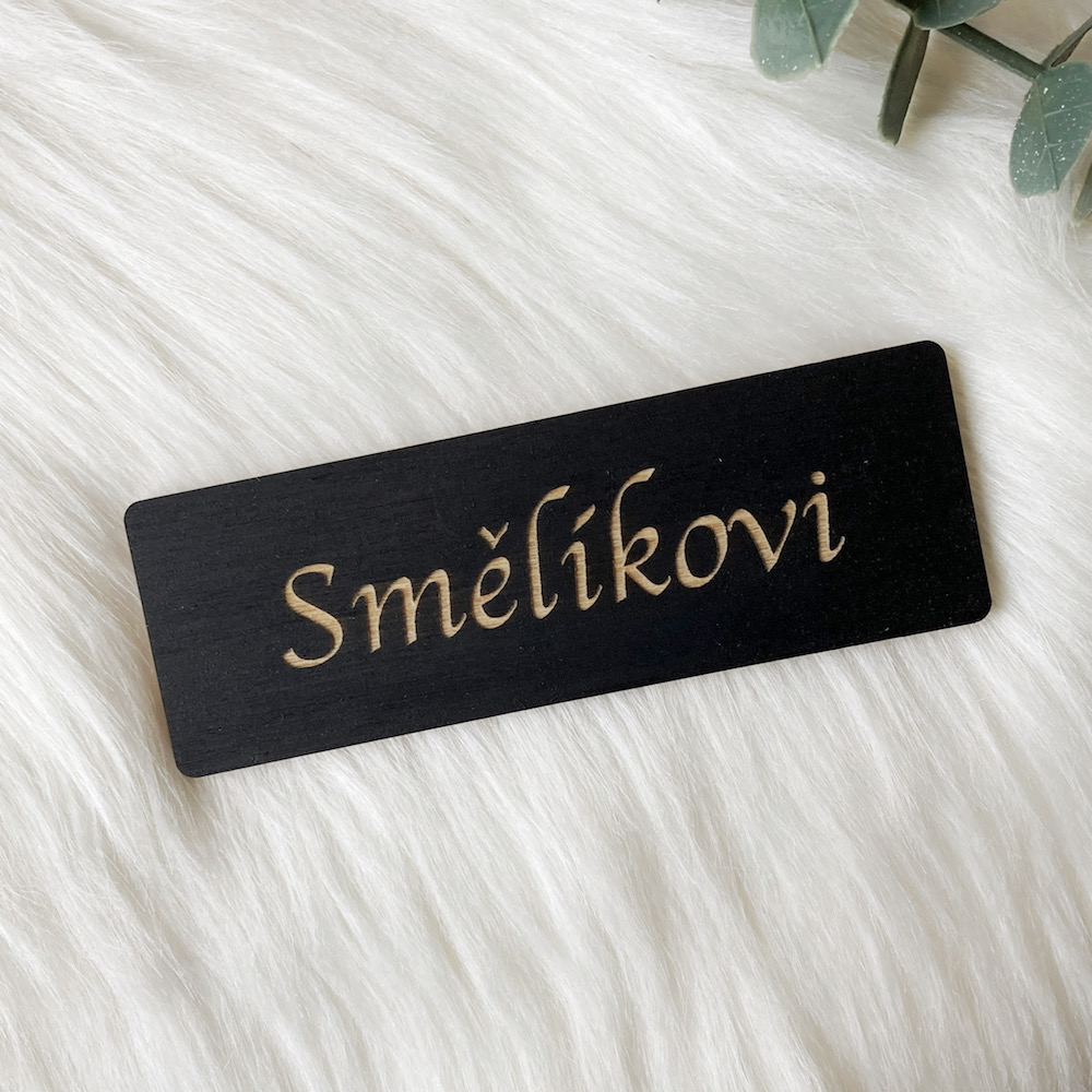 Dřevěná jmenovka na dveře - černá