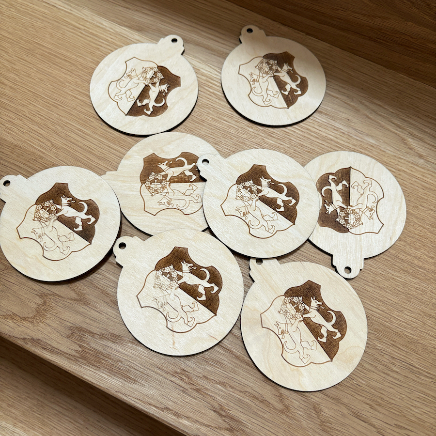 Dřevěná vánoční ozdoba s vlastním logem