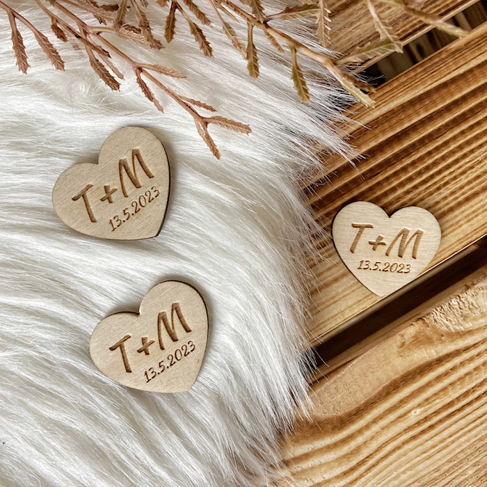 Dřevěná brož - Srdce a iniciály a datem