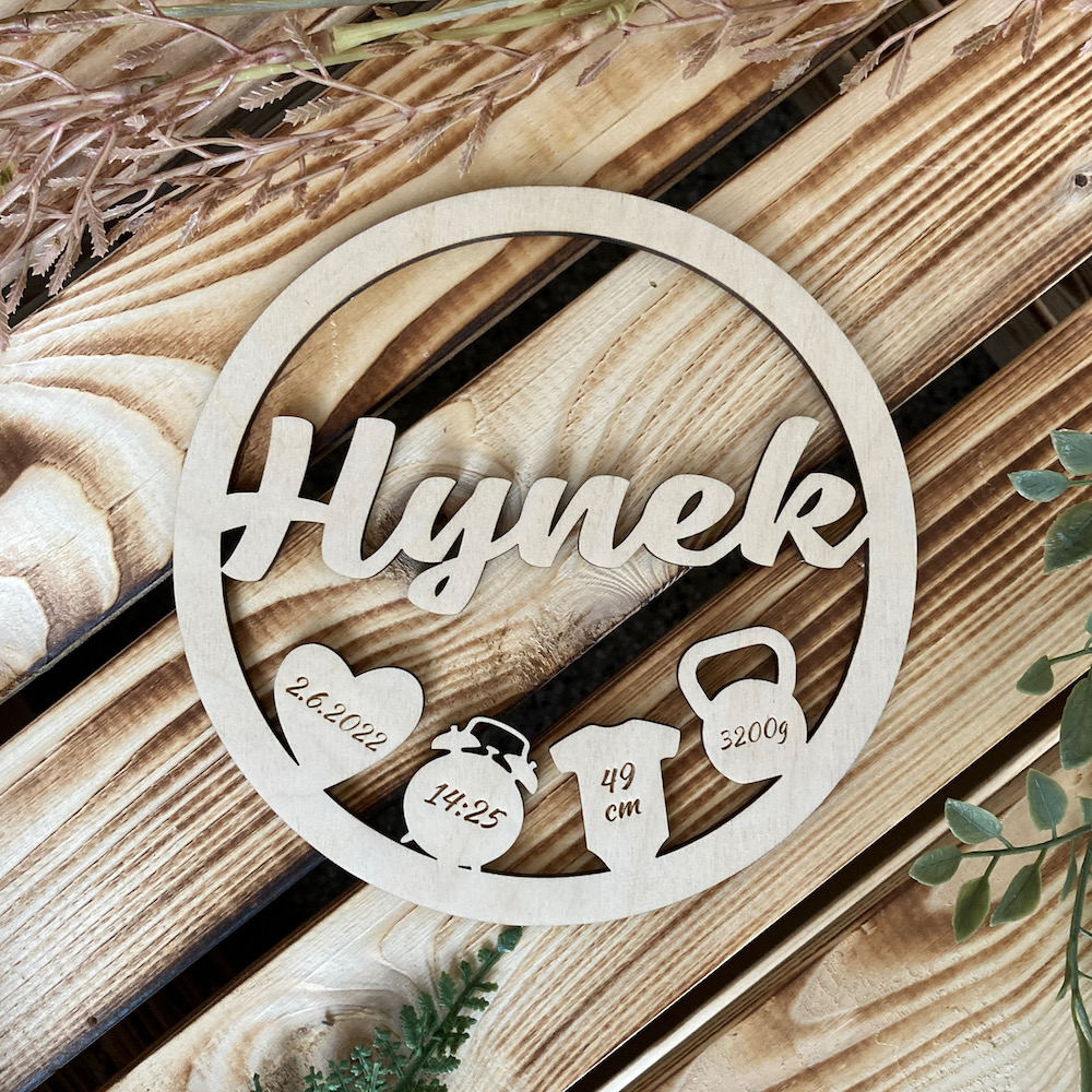 Dřevěné jméno s porodními údaji