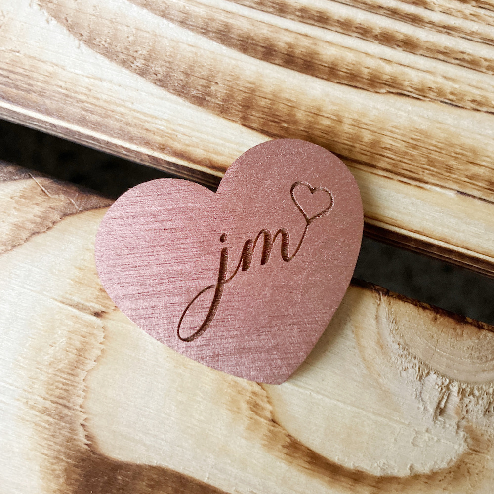 Brož - srdce s inicialy v měděném odstínu