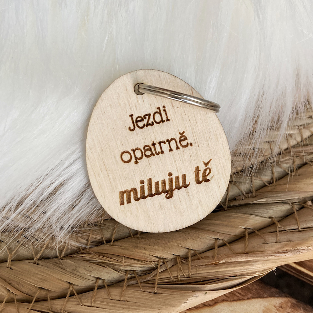 Dřevěný přívěsek na klíče - Jezdi opatrně, miluji tě